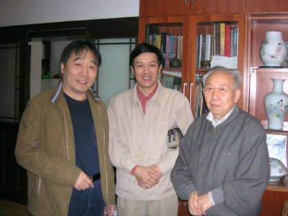 绿宝石艺术陶瓷馆馆长朱东明先生和涂少波大师拜见“陶瓷泰斗”王锡良大师