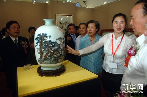 6月20日，在全国政协礼堂，工作人员为嘉宾介绍陶瓷作品《日出东方》。新华网图片 赵琬微 摄