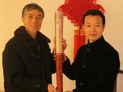 中国陶瓷艺术大师苗长强受赠奥运火炬